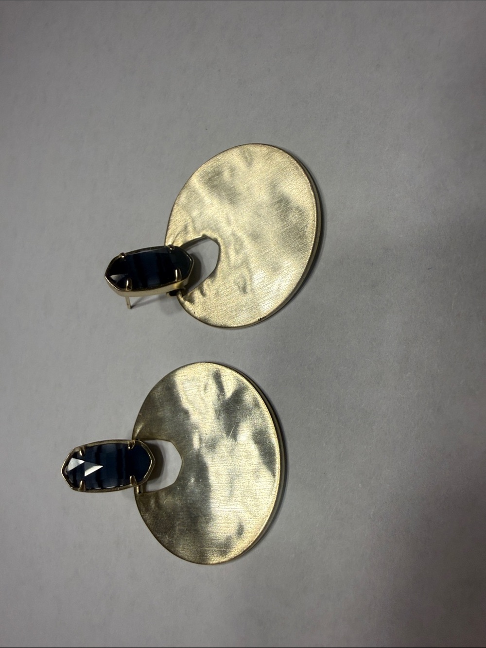 Kendra Scott Deena - Matte Gold Hammered Disc Earrings with Navy Accents